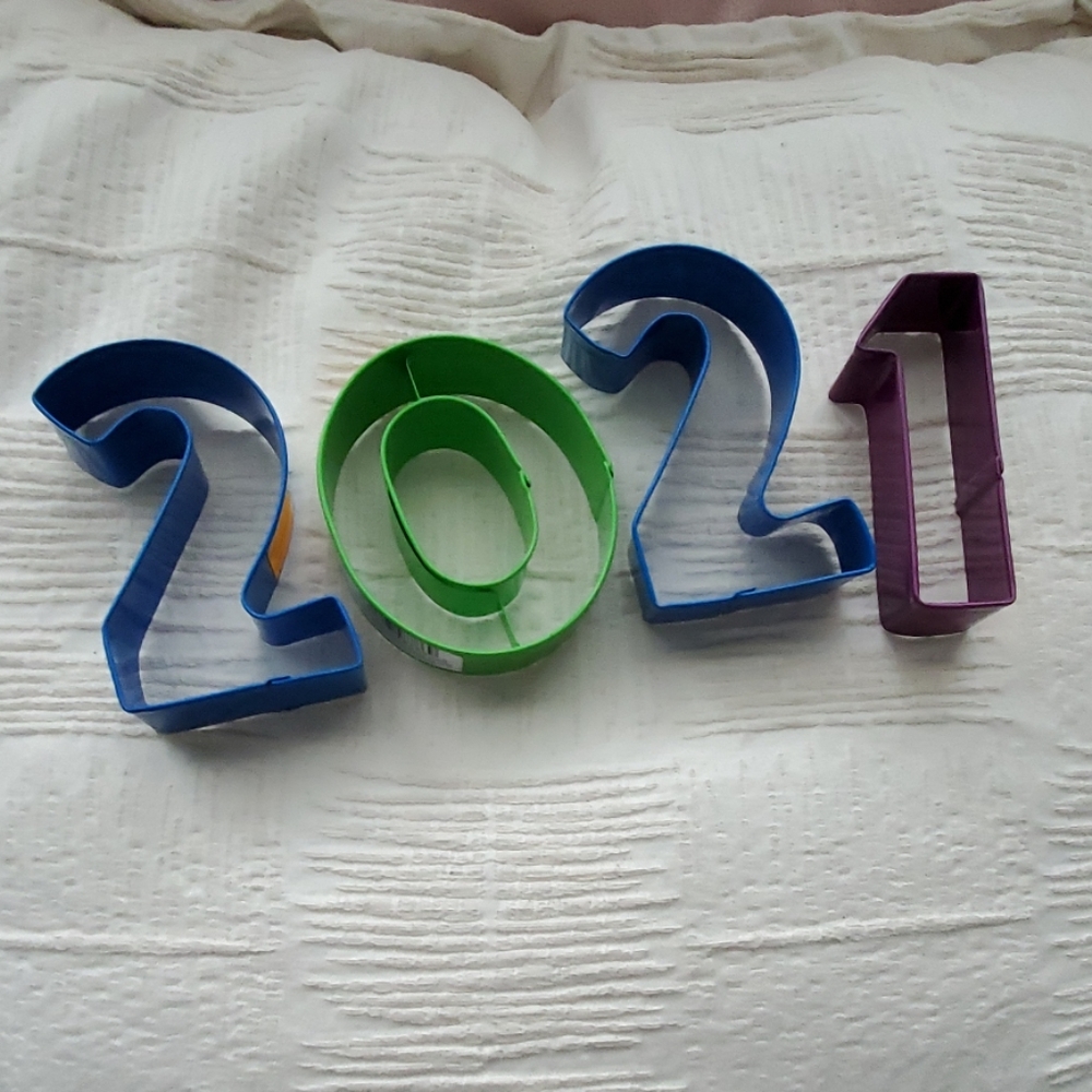 NWT METAL COOKIE CUTTER